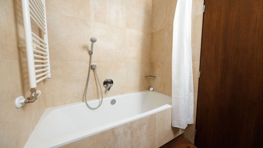 REZEVOVANÉ.  DOM FLORIANSKA UL., STARÉ MESTO, 2x parking