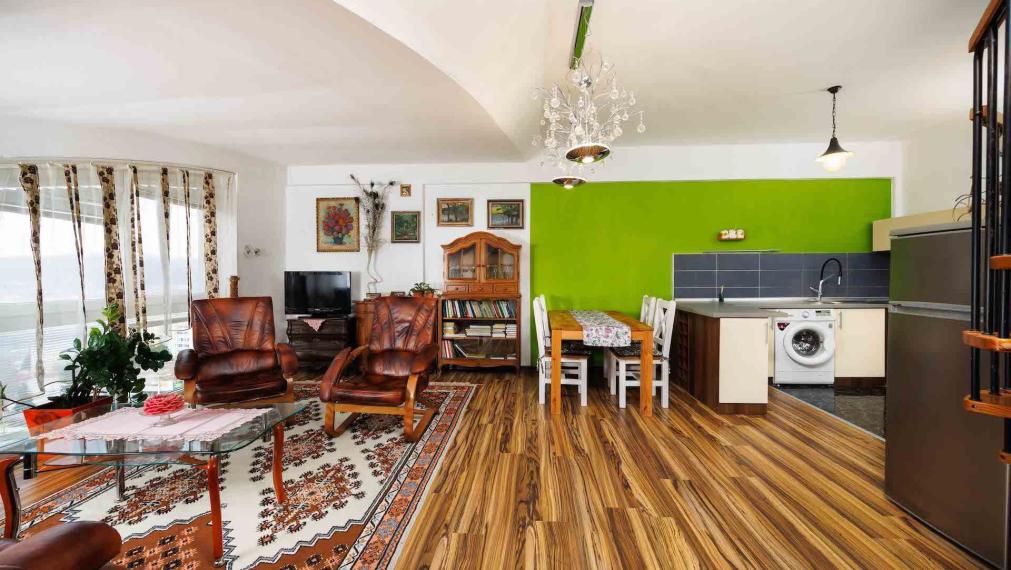 3 izbový byt 105 m2, Krosnianska ul., 6 posch., balkón