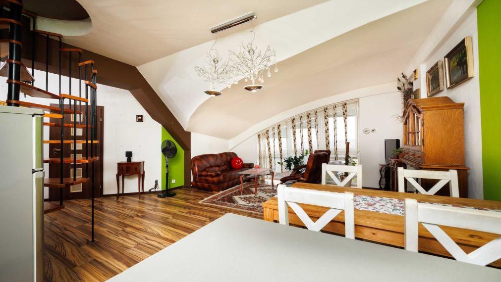 3 izbový byt 105 m2, Krosnianska ul., 6 posch., balkón