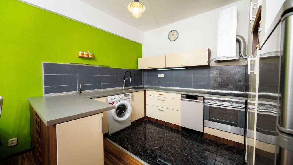 3 izbový byt 105 m2, Krosnianska ul., 6 posch., balkón