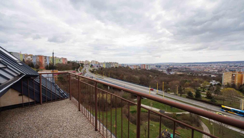 3 izbový byt 105 m2, Krosnianska ul., 6 posch., balkón