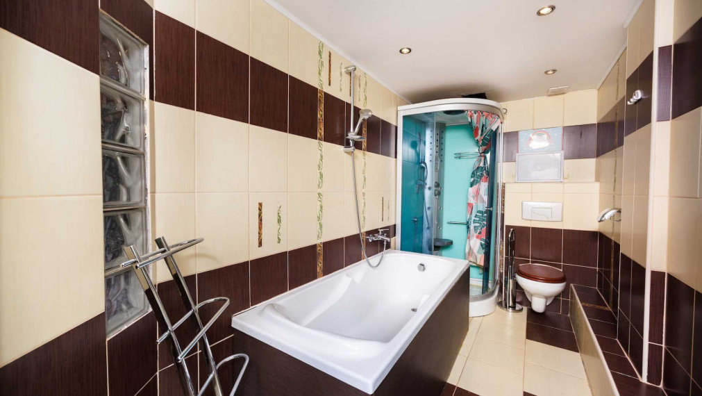 3 izbový byt 105 m2, Krosnianska ul., 6 posch., balkón