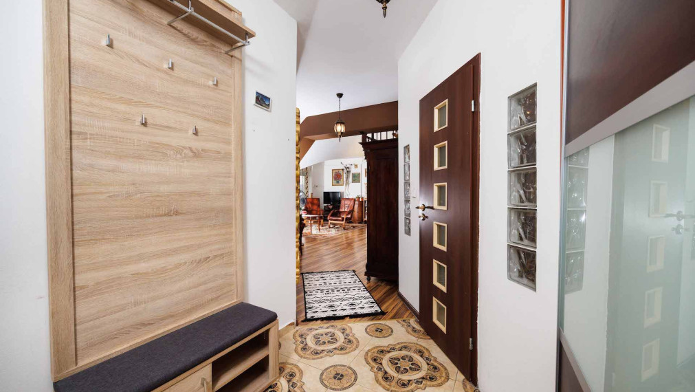 3 izbový byt 105 m2, Krosnianska ul., 6 posch., balkón