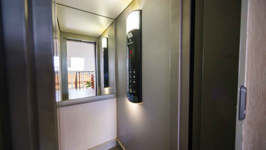 3 izbový byt 105 m2, Krosnianska ul., 6 posch., balkón