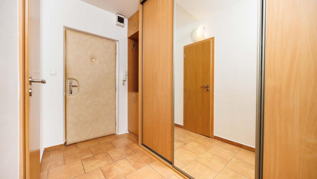 NOVINKA: 1,5 izb. byt po rekonštrukcii, Branisková ul., zariadený, 6./7.p., Košice - Staré mesto