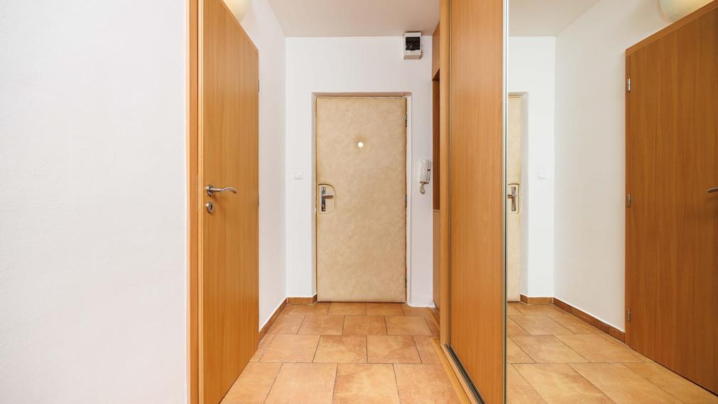 NOVINKA: 1,5 izb. byt po rekonštrukcii, Branisková ul., zariadený, 6./7.p., Košice - Staré mesto