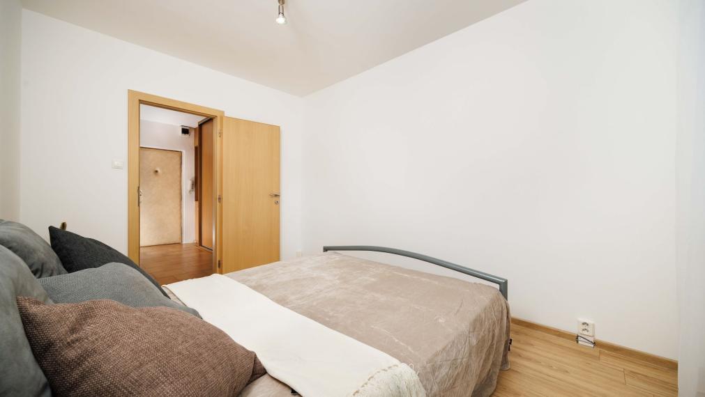 NOVINKA: 1,5 izb. byt po rekonštrukcii, Branisková ul., zariadený, 6./7.p., Košice - Staré mesto