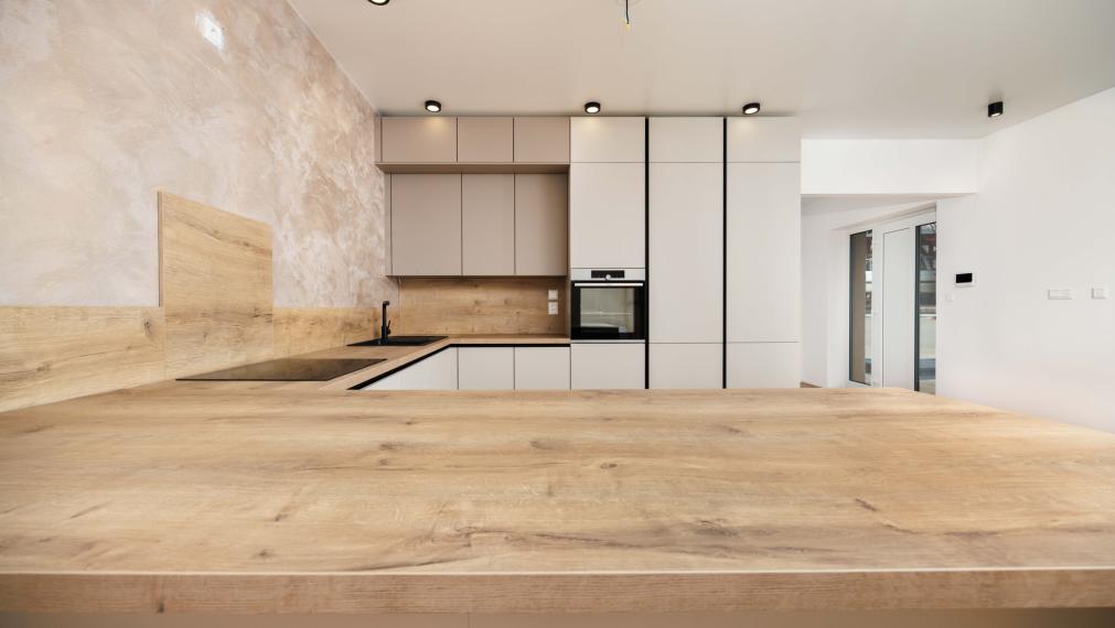 Rozhanovce | Novostavba: 5-izbový BUNGALOV, 3 kúpelne, TERASA, v nadštandarde s kuchyňou aj klímou 