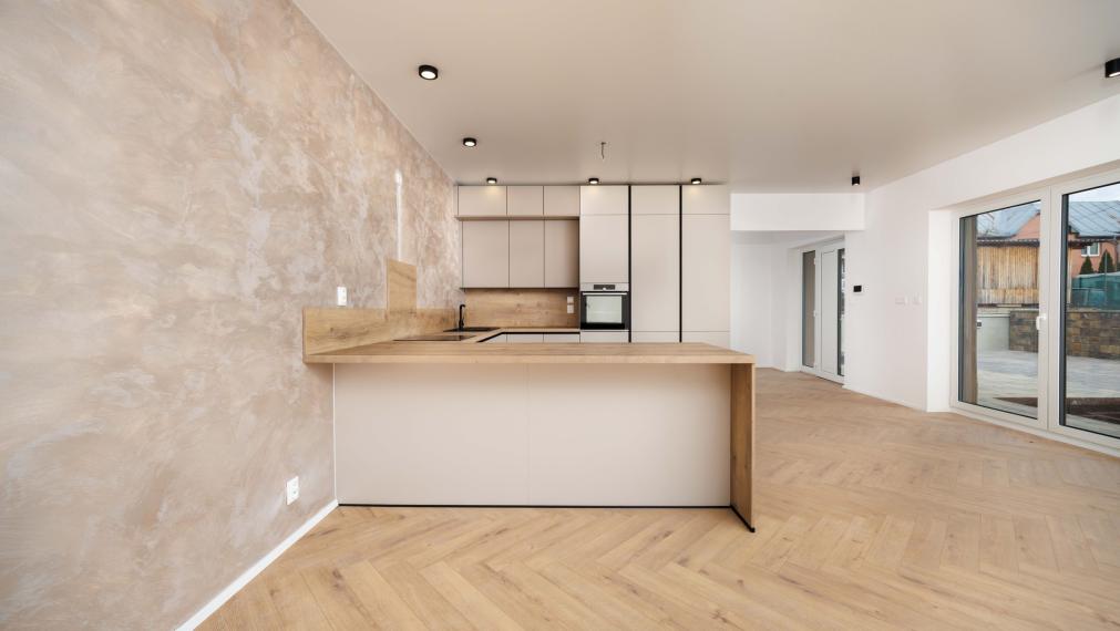 Rozhanovce | Novostavba: 5-izbový BUNGALOV, 3 kúpelne, TERASA, v nadštandarde s kuchyňou aj klímou 