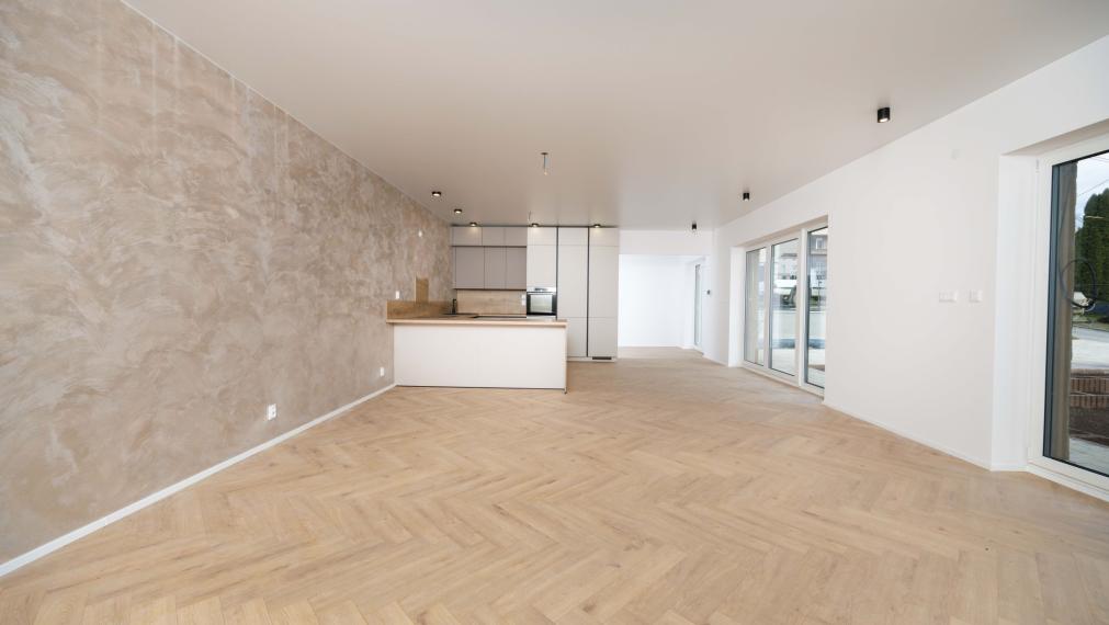 Rozhanovce | Novostavba: 5-izbový BUNGALOV, 3 kúpelne, TERASA, v nadštandarde s kuchyňou aj klímou 