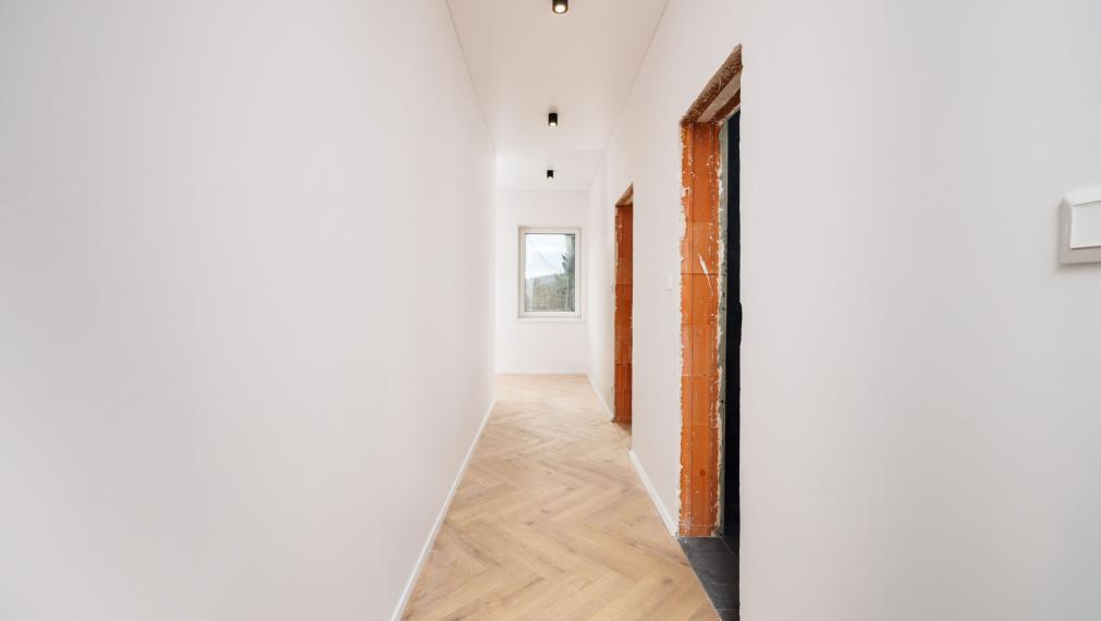 Rozhanovce | Novostavba: 5-izbový BUNGALOV, 3 kúpelne, TERASA, v nadštandarde s kuchyňou aj klímou 