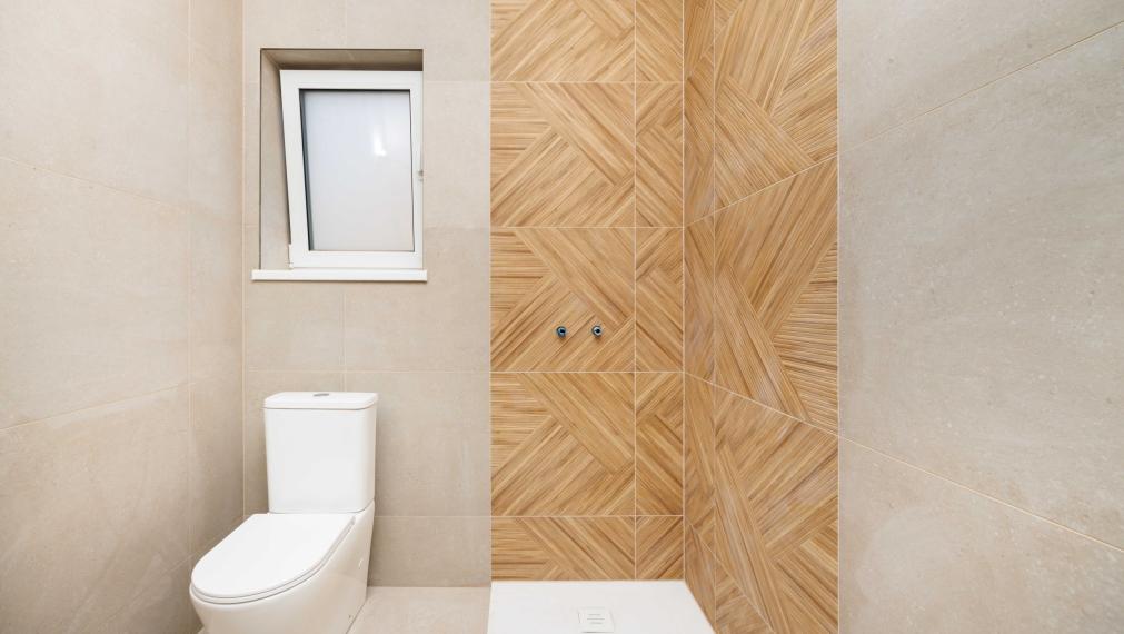 Rozhanovce | Novostavba: 5-izbový BUNGALOV, 3 kúpelne, TERASA, v nadštandarde s kuchyňou aj klímou 