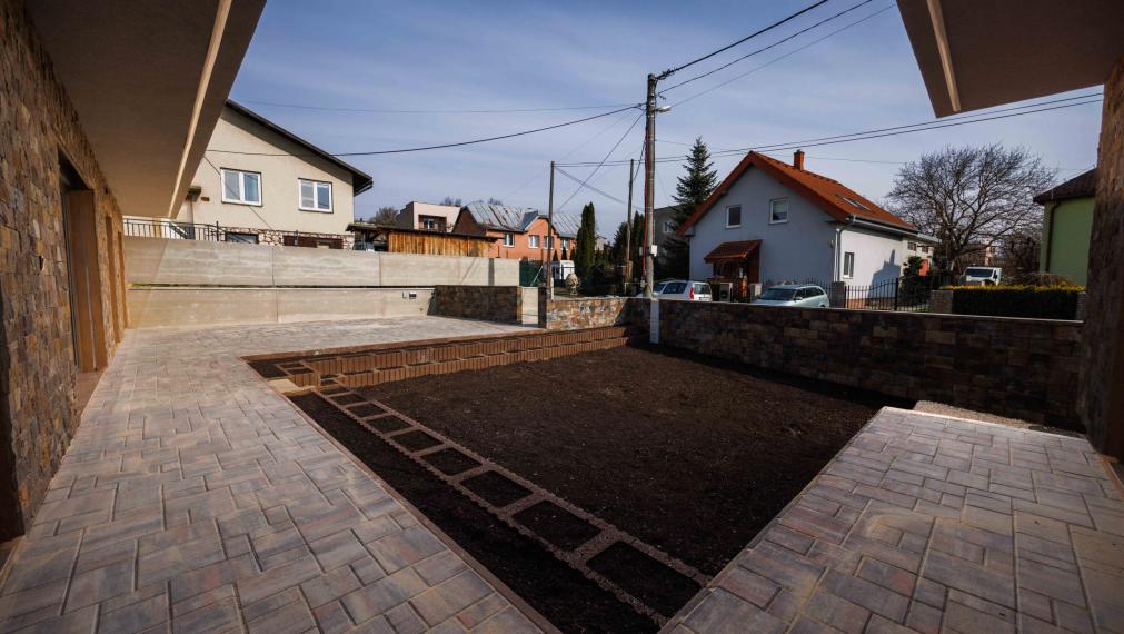 Rozhanovce | Novostavba: 5-izbový BUNGALOV, 3 kúpelne, TERASA, v nadštandarde s kuchyňou aj klímou 