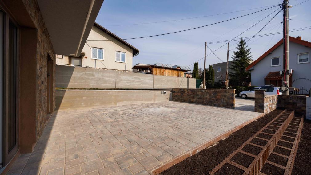 Rozhanovce | Novostavba: 5-izbový BUNGALOV, 3 kúpelne, TERASA, v nadštandarde s kuchyňou aj klímou 