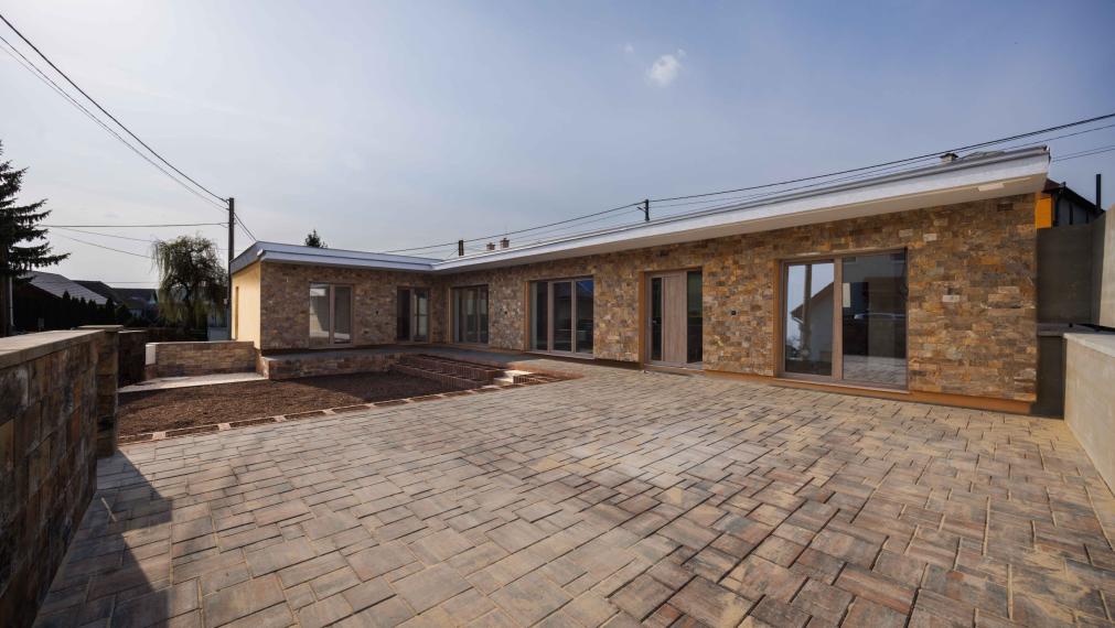 Rozhanovce | Novostavba: 5-izbový BUNGALOV, 3 kúpelne, TERASA, v nadštandarde s kuchyňou aj klímou 