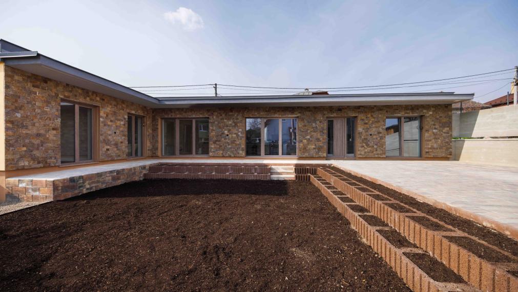 Rozhanovce | Novostavba: 5-izbový BUNGALOV, 3 kúpelne, TERASA, v nadštandarde s kuchyňou aj klímou 