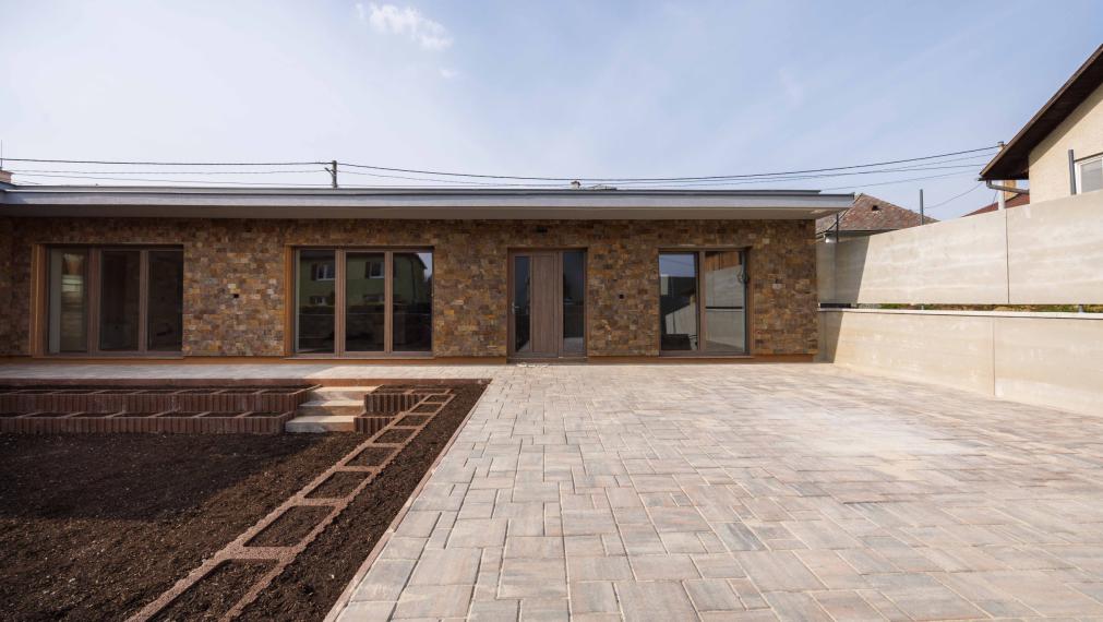 Rozhanovce | Novostavba: 5-izbový BUNGALOV, 3 kúpelne, TERASA, v nadštandarde s kuchyňou aj klímou 