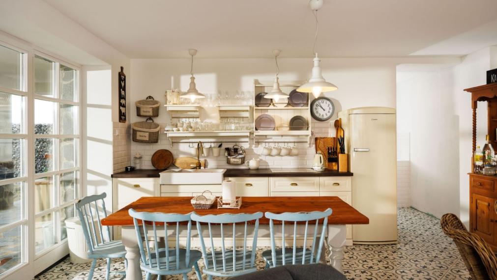 DOM BAŠKA, 350 M2 ÚŽ. PLOCHA, 882 M2 POZEMOK, VŠETKY IS