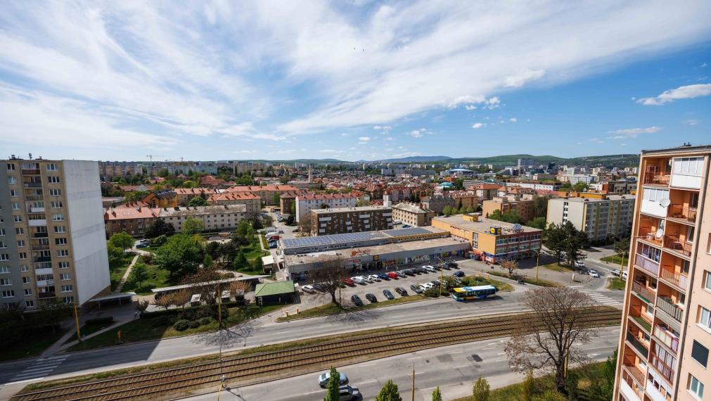 PRENÁJOM: 2-izb. PRI CENTRE | Južná trieda 22 | zariadený | Loggia | rekonštruovaný