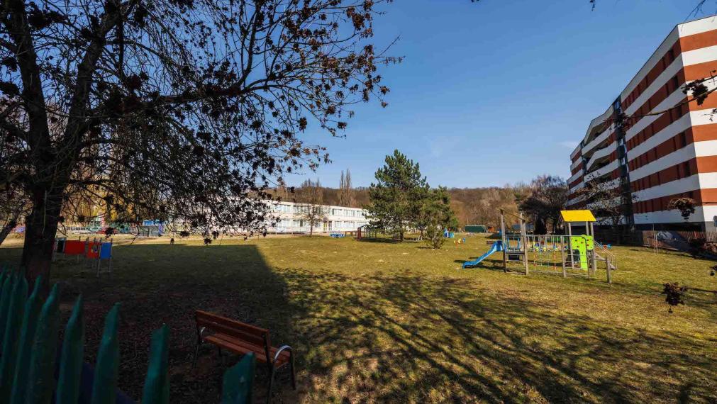 TOP: 3 izb. byt s loggiou, KOMPL. REK., zariadený, Stálicová ul., Košice - Nad Jazerom.