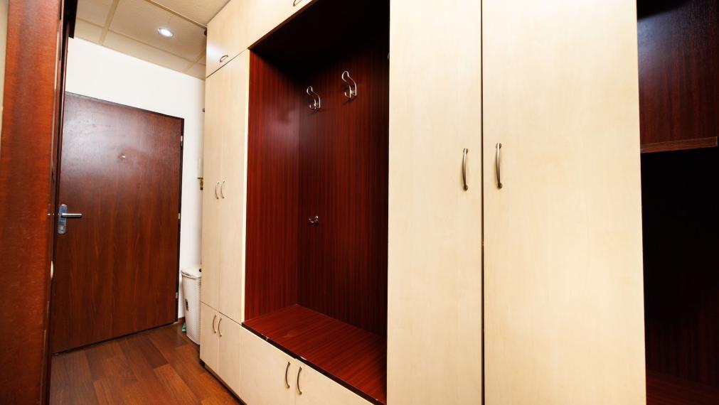 TOP: 2-izb. byt Nad jazerom, 51 m²: čiastočná rekonštrukcia, tichá lokalita a možnosť okamžitého prenájmu!