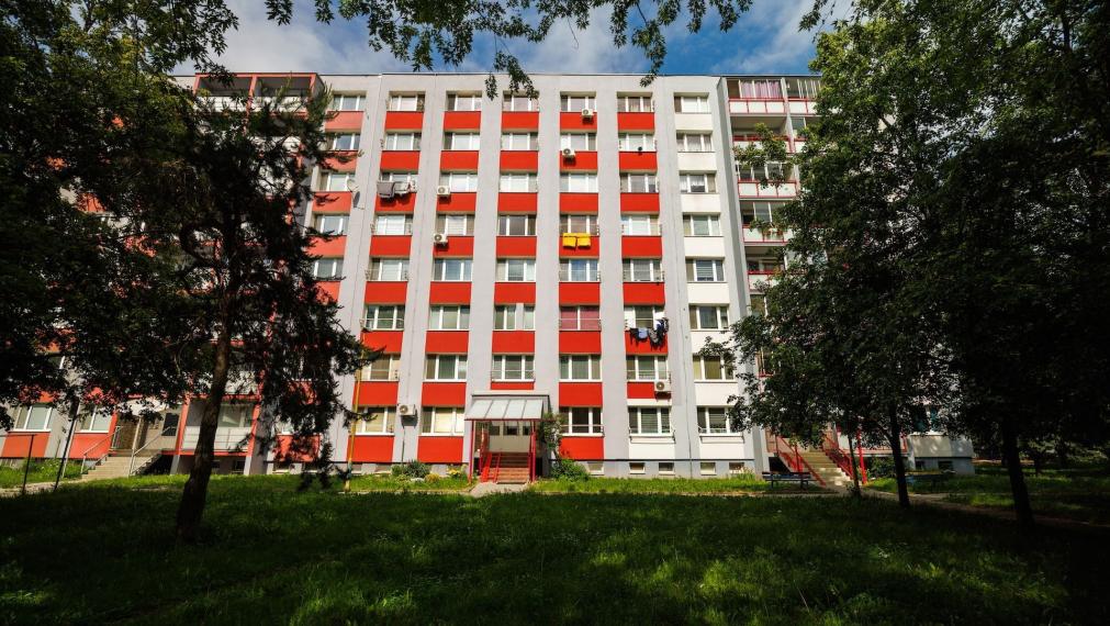 TOP: 2-izb. byt Nad jazerom, 51 m²: čiastočná rekonštrukcia, tichá lokalita a možnosť okamžitého prenájmu!