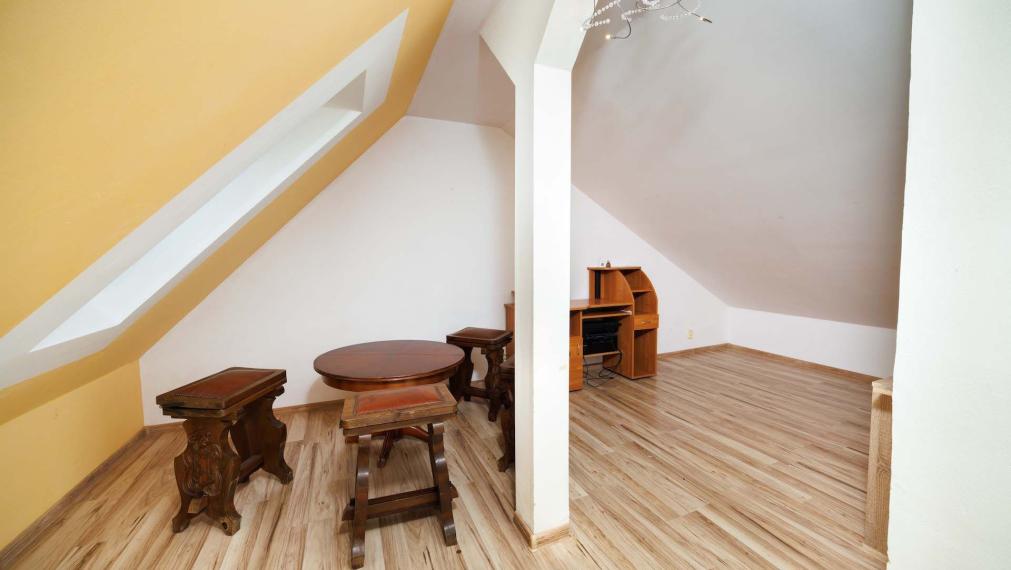 3 IZBOVÝ BYT 97 M2, KROSNIANSKA UL., 6.POSCH. TERASA 8 M2