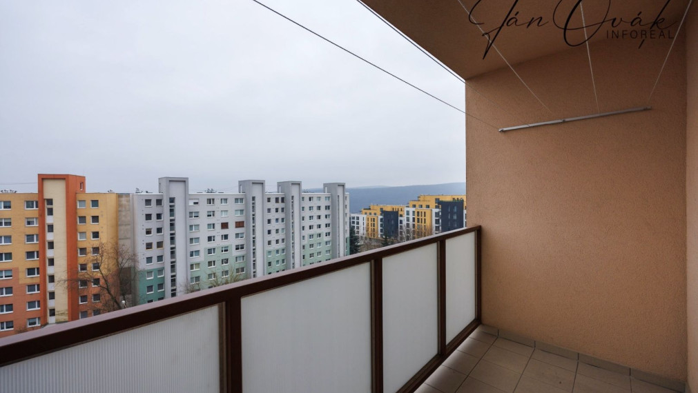 PRENÁJOM: Pekný 1 izb. byt,, 36 m2 a loggia, pivnica, komplet zariadený, KE - KVP