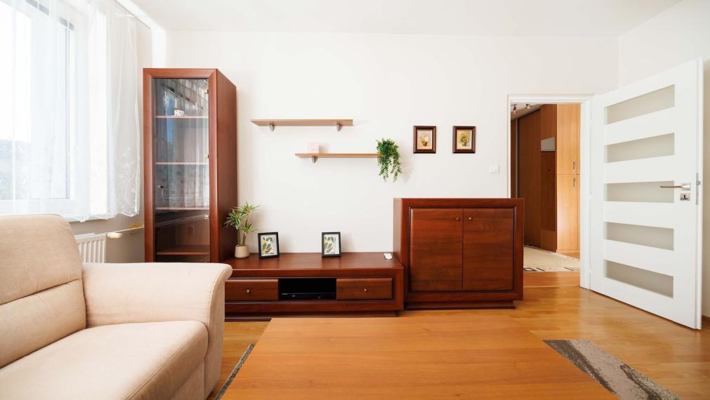3-izb. byt | 68 m2 + loggia | Jenisejská 61 | KLÍMA, MARKIZA |  kompletne zariadený | Nad Jazerom, 5 min od jazera