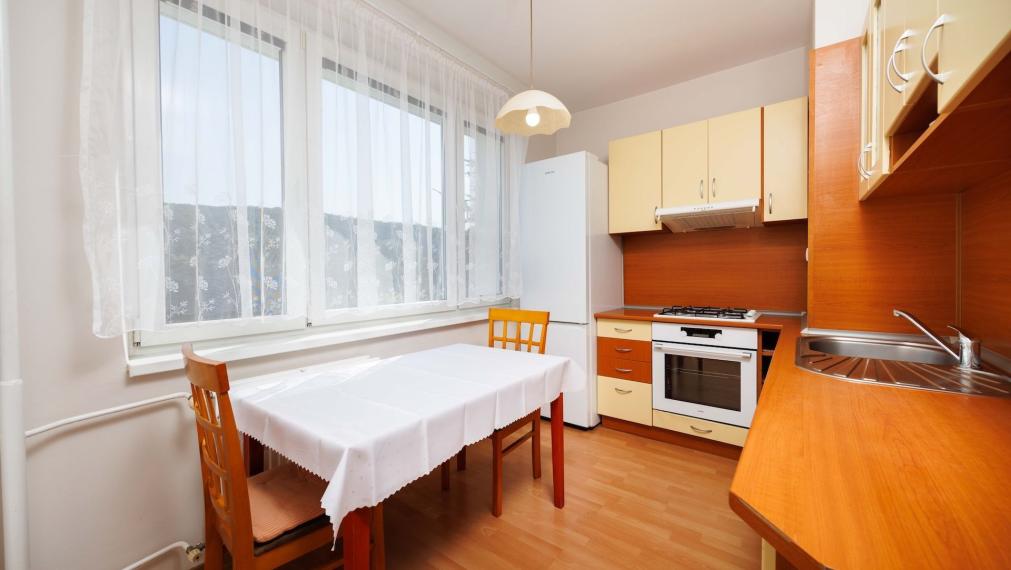 3-izb. byt | 68 m2 + loggia | Jenisejská 61 | KLÍMA, MARKIZA |  kompletne zariadený | Nad Jazerom, 5 min od jazera