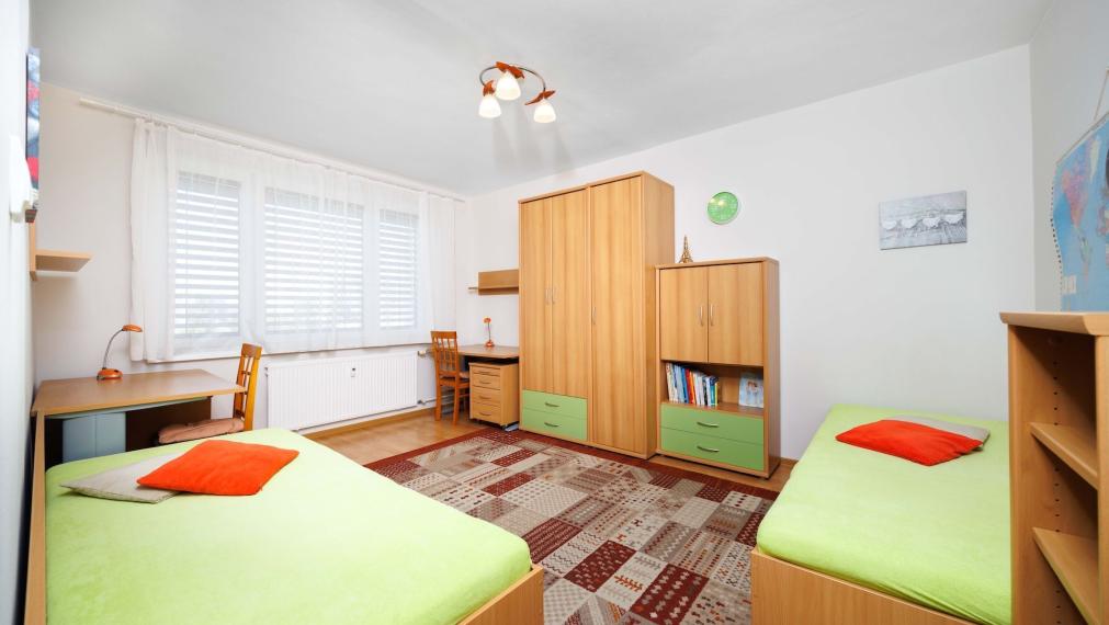 3-izb. byt | 68 m2 + loggia | Jenisejská 61 | KLÍMA, MARKIZA |  kompletne zariadený | Nad Jazerom, 5 min od jazera