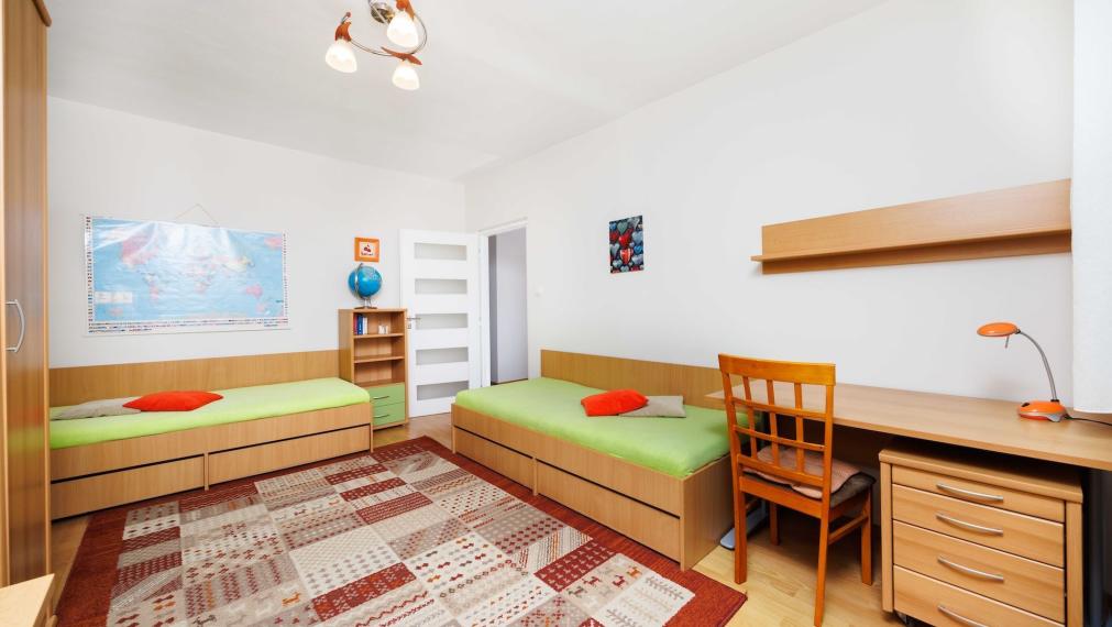 3-izb. byt | 68 m2 + loggia | Jenisejská 61 | KLÍMA, MARKIZA |  kompletne zariadený | Nad Jazerom, 5 min od jazera