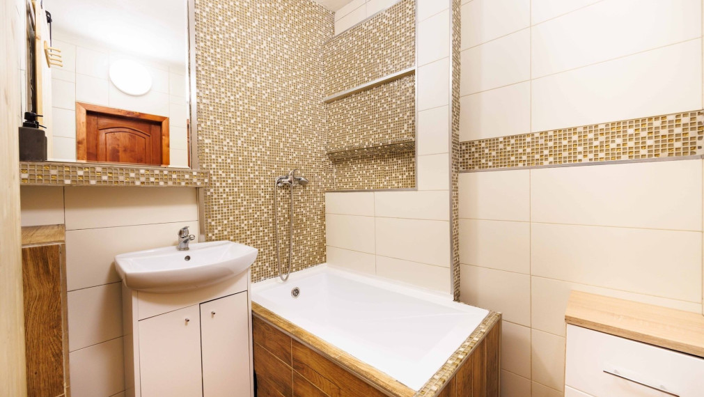 NOVINKA: 2-izb. byt | 58 m2 + loggia | 2.p. | čiastočná. rek | Dvorkinová ul. | zariadený | Košice - Dargovských hrdinov 