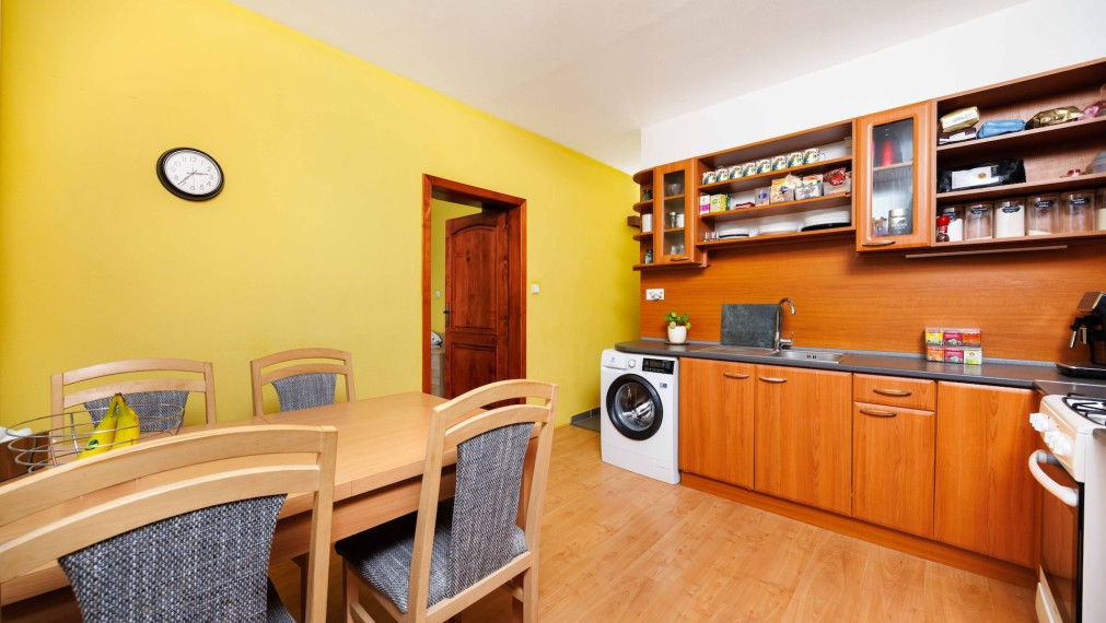 NOVINKA: 2-izb. byt | 58 m2 + loggia | 2.p. | čiastočná. rek | Dvorkinová ul. | zariadený | Košice - Dargovských hrdinov 