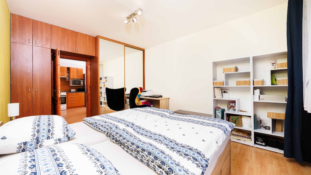 NOVINKA: 2-izb. byt | 58 m2 + loggia | 2.p. | čiastočná. rek | Dvorkinová ul. | zariadený | Košice - Dargovských hrdinov 
