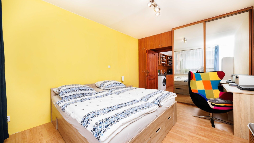 NOVINKA: 2-izb. byt | 58 m2 + loggia | 2.p. | čiastočná. rek | Dvorkinová ul. | zariadený | Košice - Dargovských hrdinov 