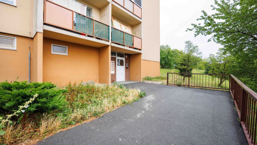 NOVINKA: 2-izb. byt | 58 m2 + loggia | 2.p. | čiastočná. rek | Dvorkinová ul. | zariadený | Košice - Dargovských hrdinov 