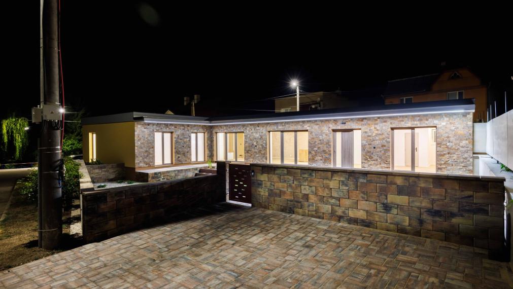 Rozhanovce | Novostavba: 5-izbový BUNGALOV, 3 kúpelne, TERASA, v nadštandarde s kuchyňou aj klímou 
