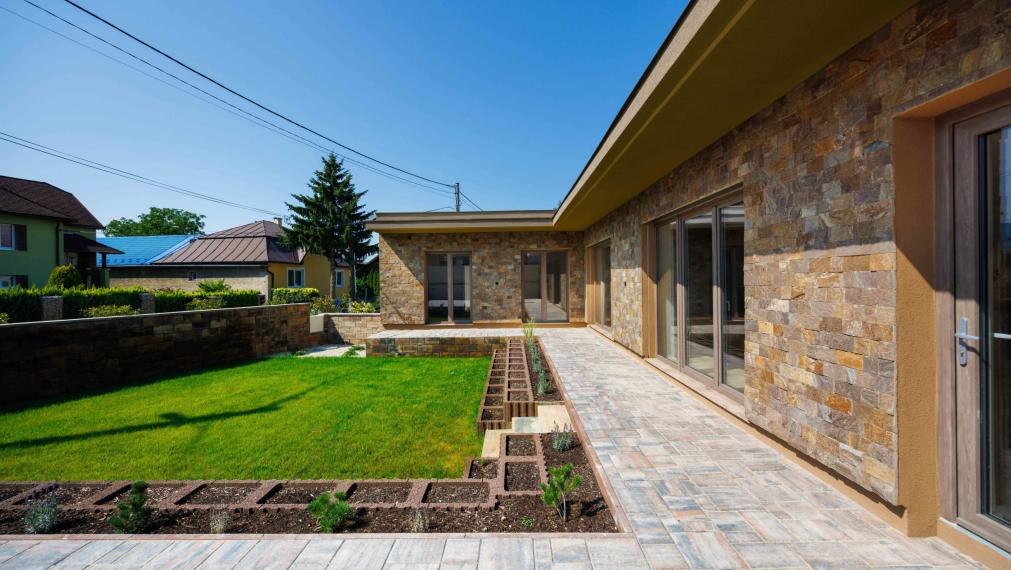 Rozhanovce | Novostavba: 5-izbový BUNGALOV, 3 kúpelne, TERASA, v nadštandarde s kuchyňou aj klímou 