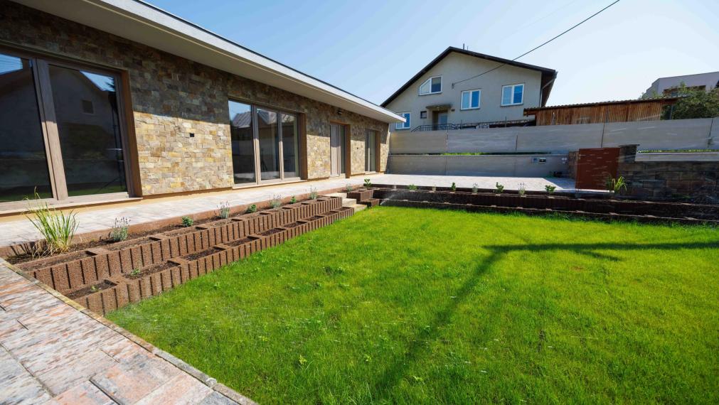 Rozhanovce | Novostavba: 5-izbový BUNGALOV, 3 kúpelne, TERASA, v nadštandarde s kuchyňou aj klímou 