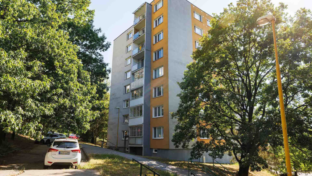 2 izbový byt 58 m2 + loggia, Krosnianska ul., 2. posch.