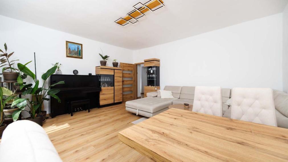 3-izbový tehlový byt s loggiou (spolu 80 m²) – Sever