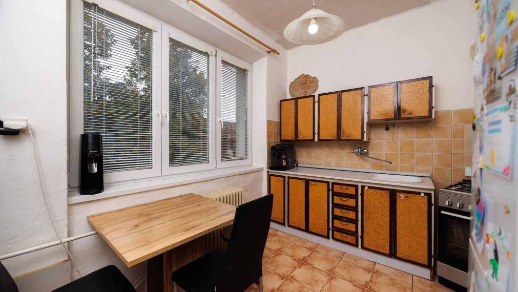 2 izbový tehlový byt 57 M2 + balkón, Štúrova ul.(v blízkosti Aupark), parkovanie vo dvore.
