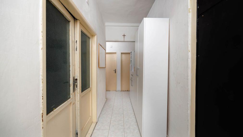 2 izbový tehlový byt 57 M2 + balkón, Štúrova ul.(v blízkosti Aupark), parkovanie vo dvore.
