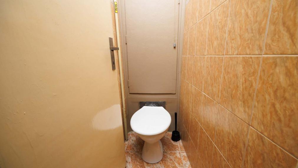 2 izbový tehlový byt 57 M2 + balkón, Štúrova ul.(v blízkosti Aupark), parkovanie vo dvore.