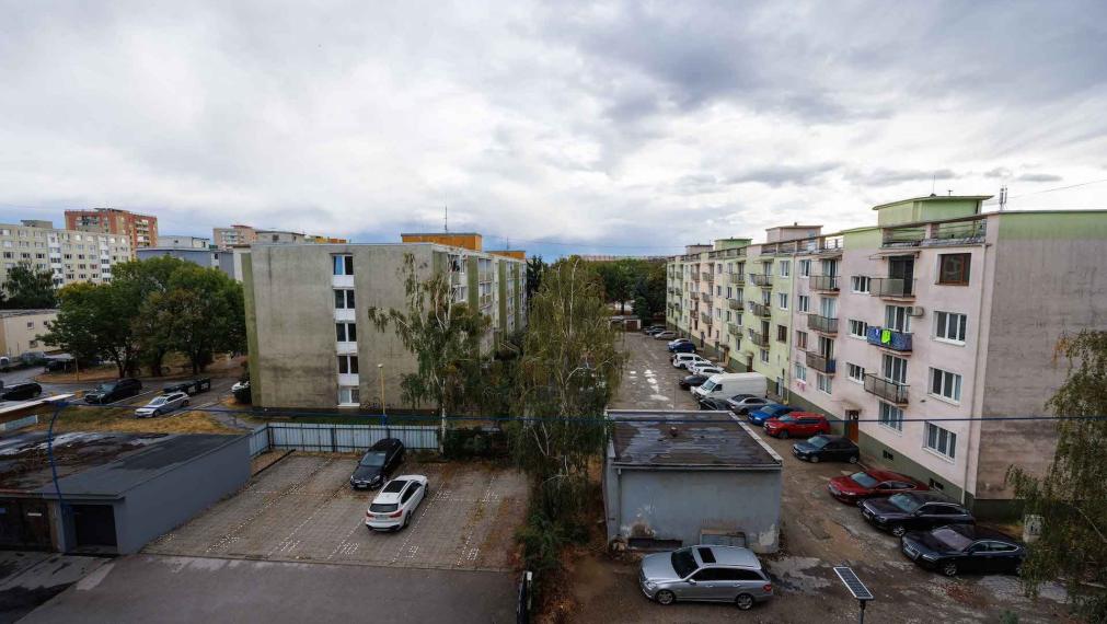 2 izbový tehlový byt 57 M2 + balkón, Štúrova ul.(v blízkosti Aupark), parkovanie vo dvore.