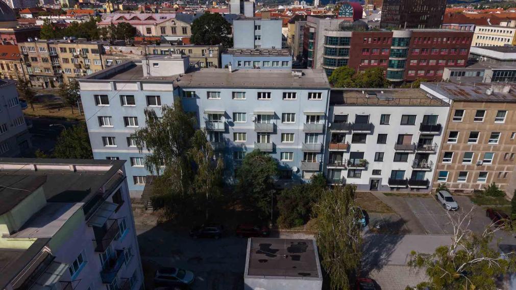 2 izbový tehlový byt 57 M2 + balkón, Štúrova ul.(v blízkosti Aupark), parkovanie vo dvore.