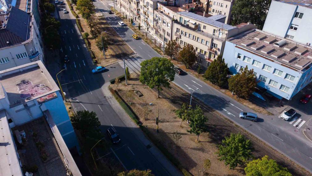 2 izbový tehlový byt 57 M2 + balkón, Štúrova ul.(v blízkosti Aupark), parkovanie vo dvore.