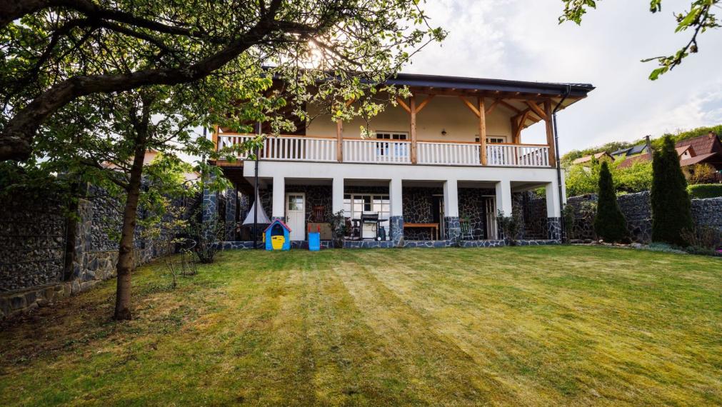 REZERVOVANÉ. DOM BAŠKA, 350 M2 ÚŽ. PLOCHA, 882 M2 POZEMOK, VŠETKY IS