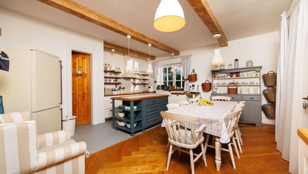 REZERVOVANÉ. DOM BAŠKA, 350 M2 ÚŽ. PLOCHA, 882 M2 POZEMOK, VŠETKY IS